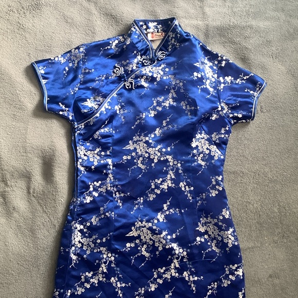 Traditional Chinese Dress - Picture 2 of 3